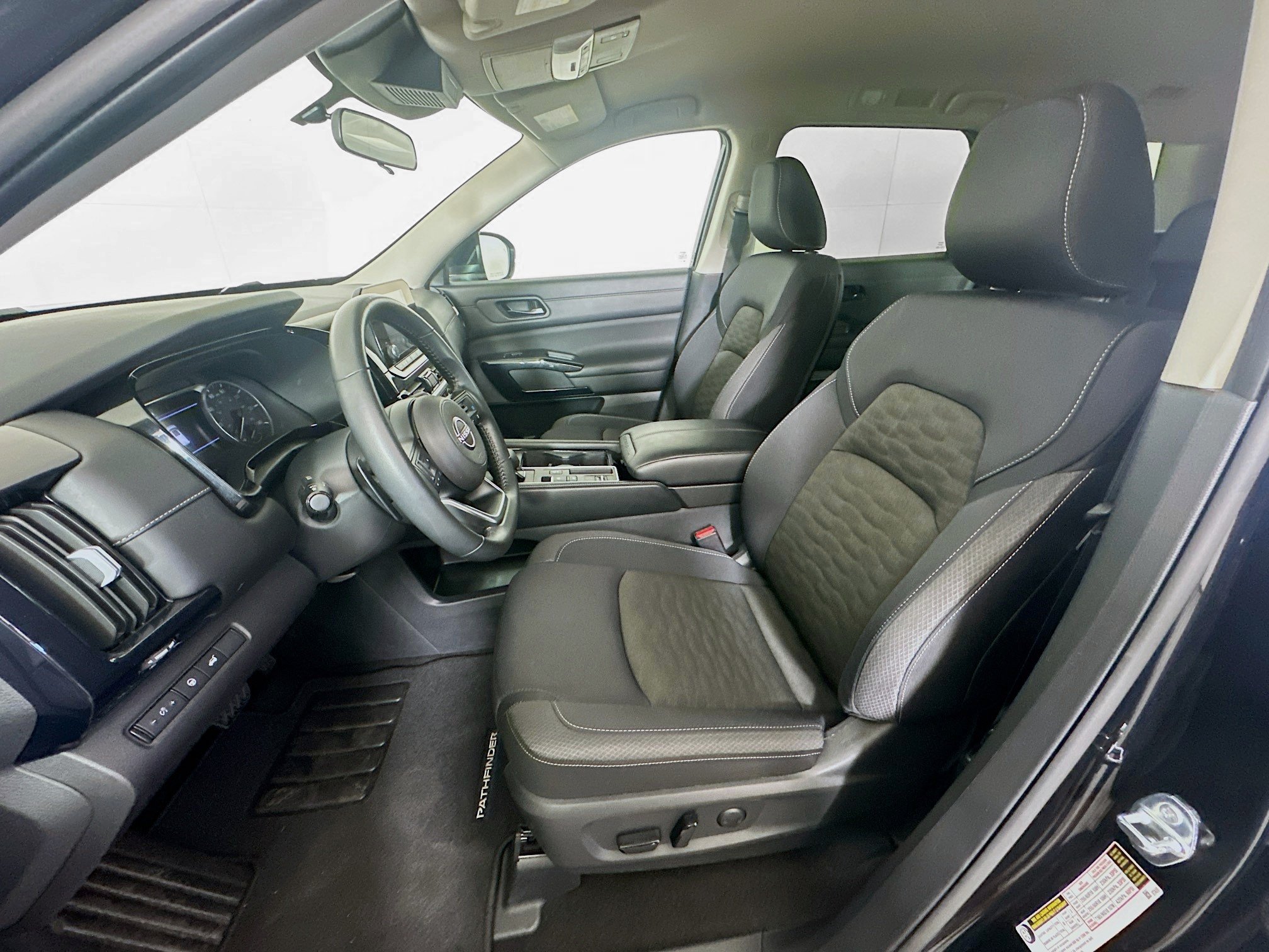 Used 2025 Nissan Pathfinder SV FWD image 13
