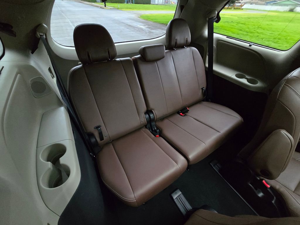 Used 2020 Toyota Sienna Limited image 23