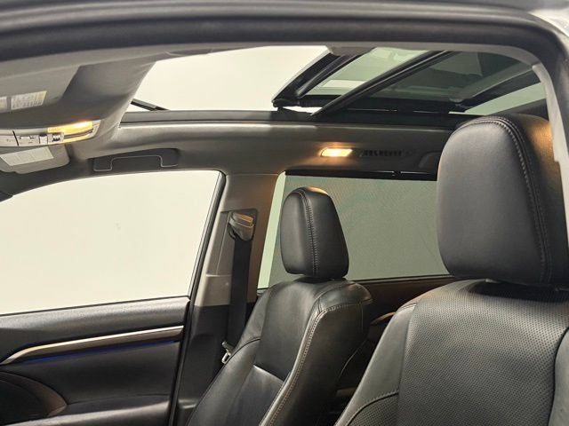 Used 2016 Toyota Highlander Limited Platinum FWD image 35