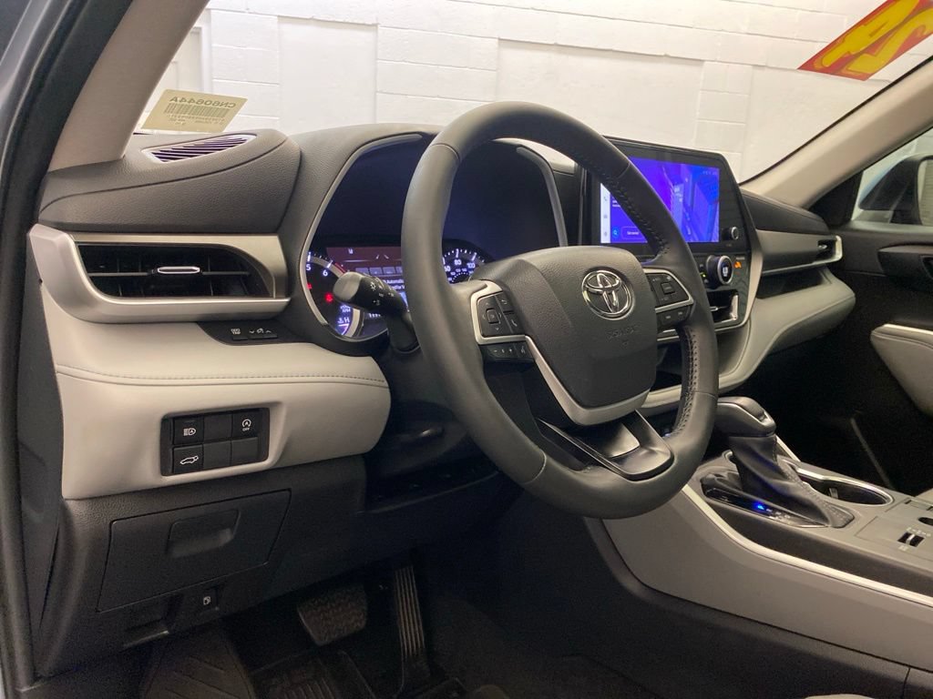Used 2024 Toyota Highlander XLE FWD image 18
