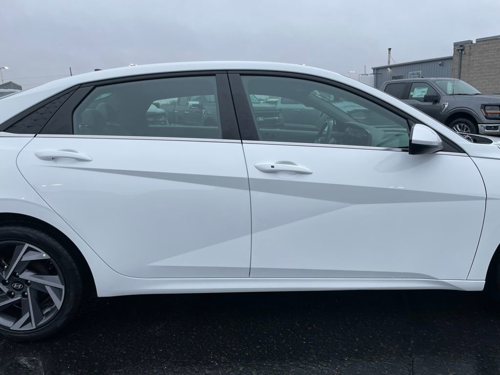Used 2025 Hyundai Elantra SEL FWD image 29