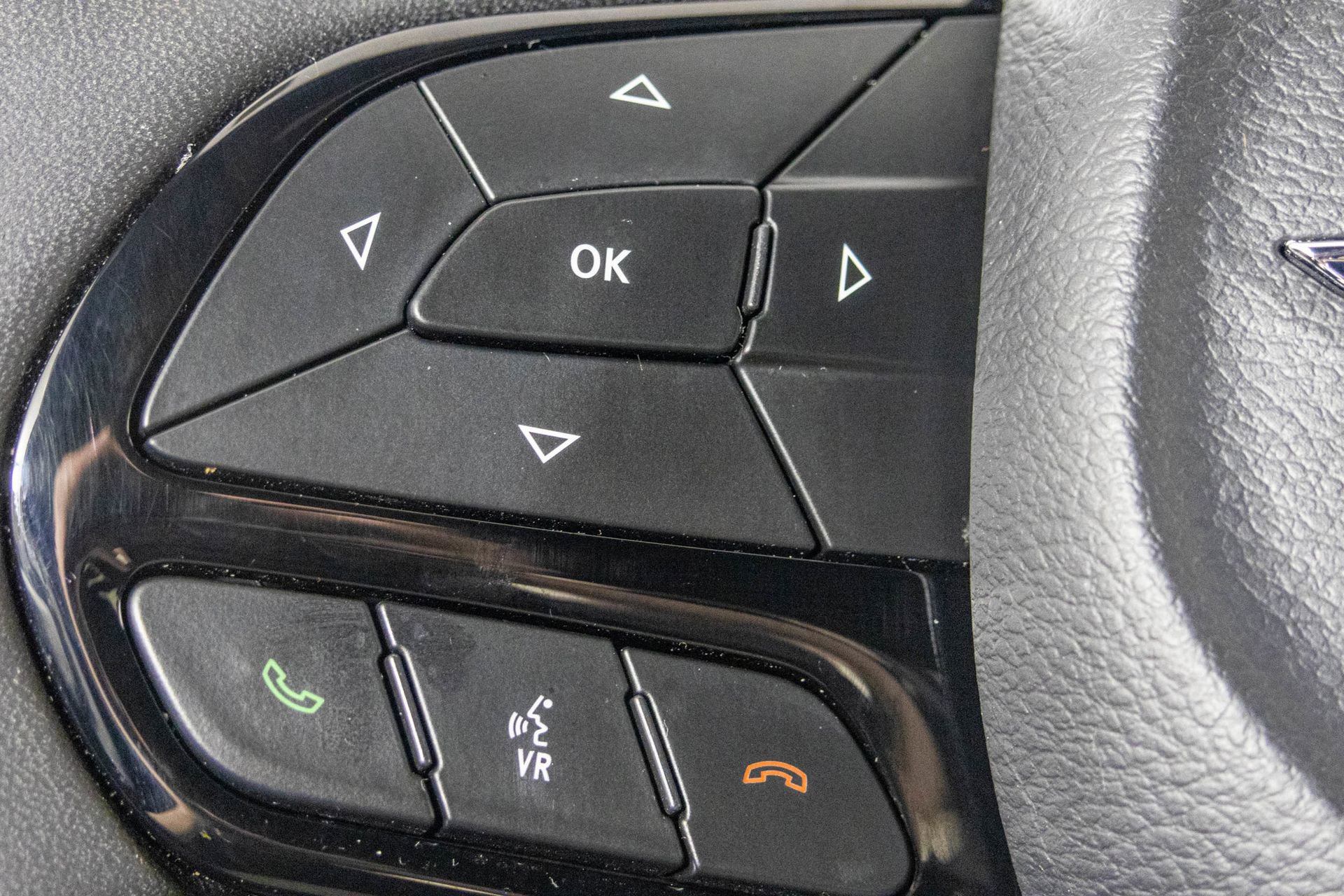 Used 2023 Chrysler Pacifica Limited w/ Uconnect Theater Family Group image 36