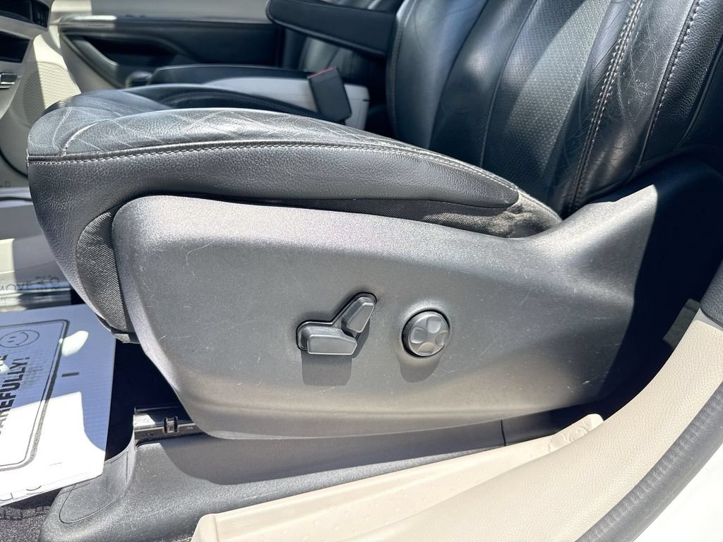 Used 2018 Chrysler Pacifica Touring-L FWD image 12