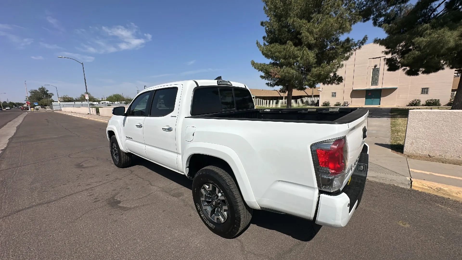 Used 2016 Toyota Tacoma Limited w/ Towing Package AWD/4WD image 2
