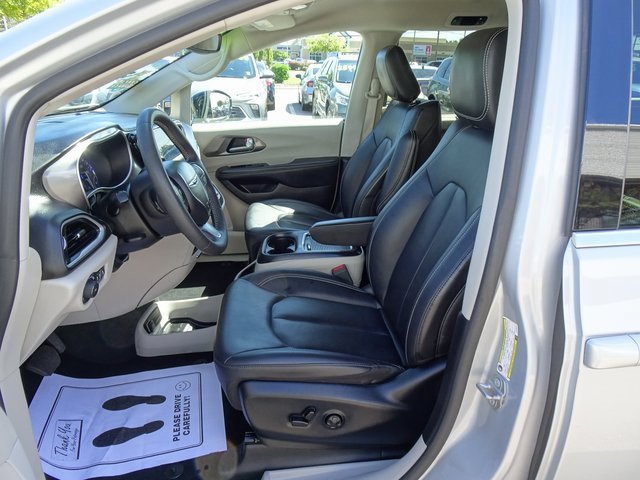 Used 2024 Chrysler Pacifica Touring-L image 10