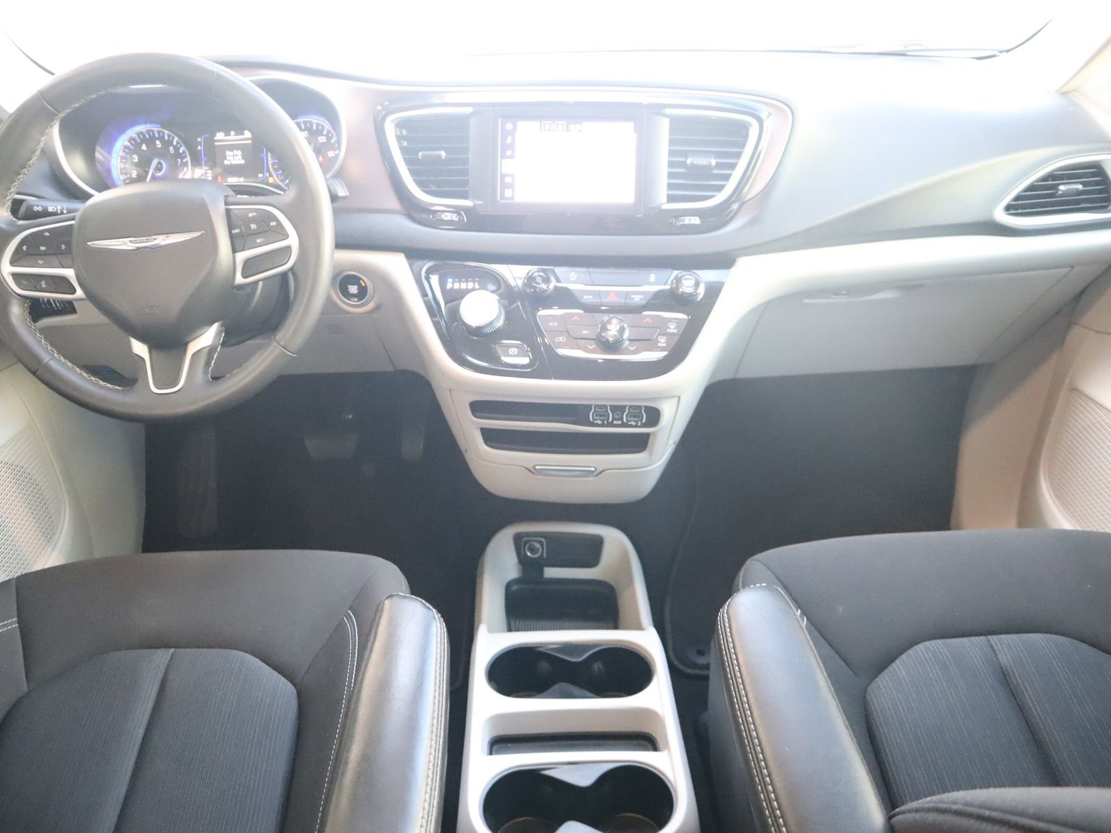 Used 2024 Chrysler Voyager LX image 26