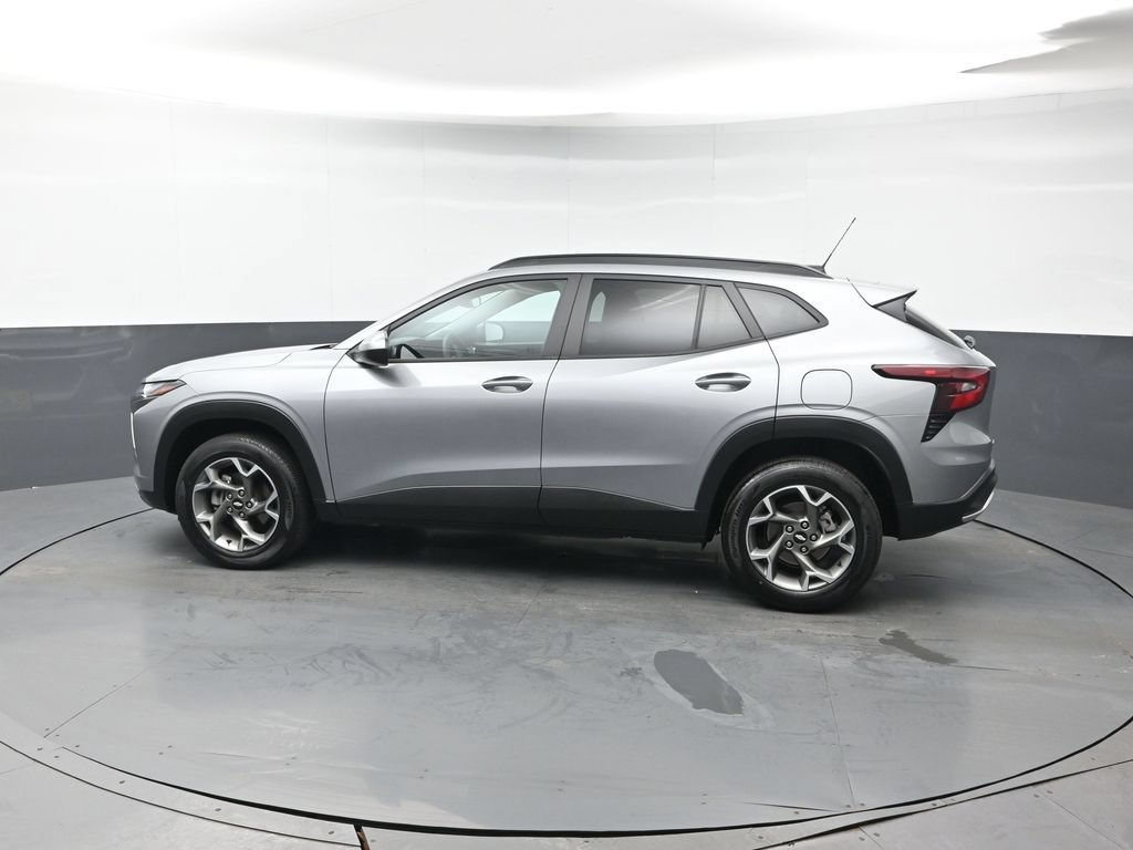 Used 2025 Chevrolet Trax LT FWD image 4