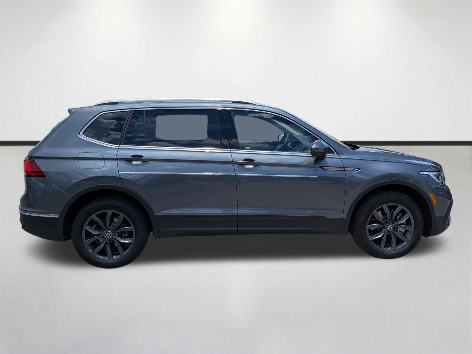 Used 2023 Volkswagen Tiguan SE FWD image 3