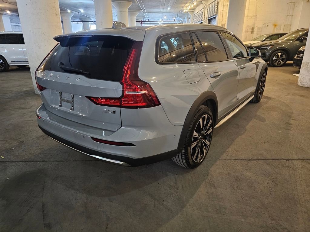Certified 2025 Volvo V60 B5 Cross Country Ultra image 4