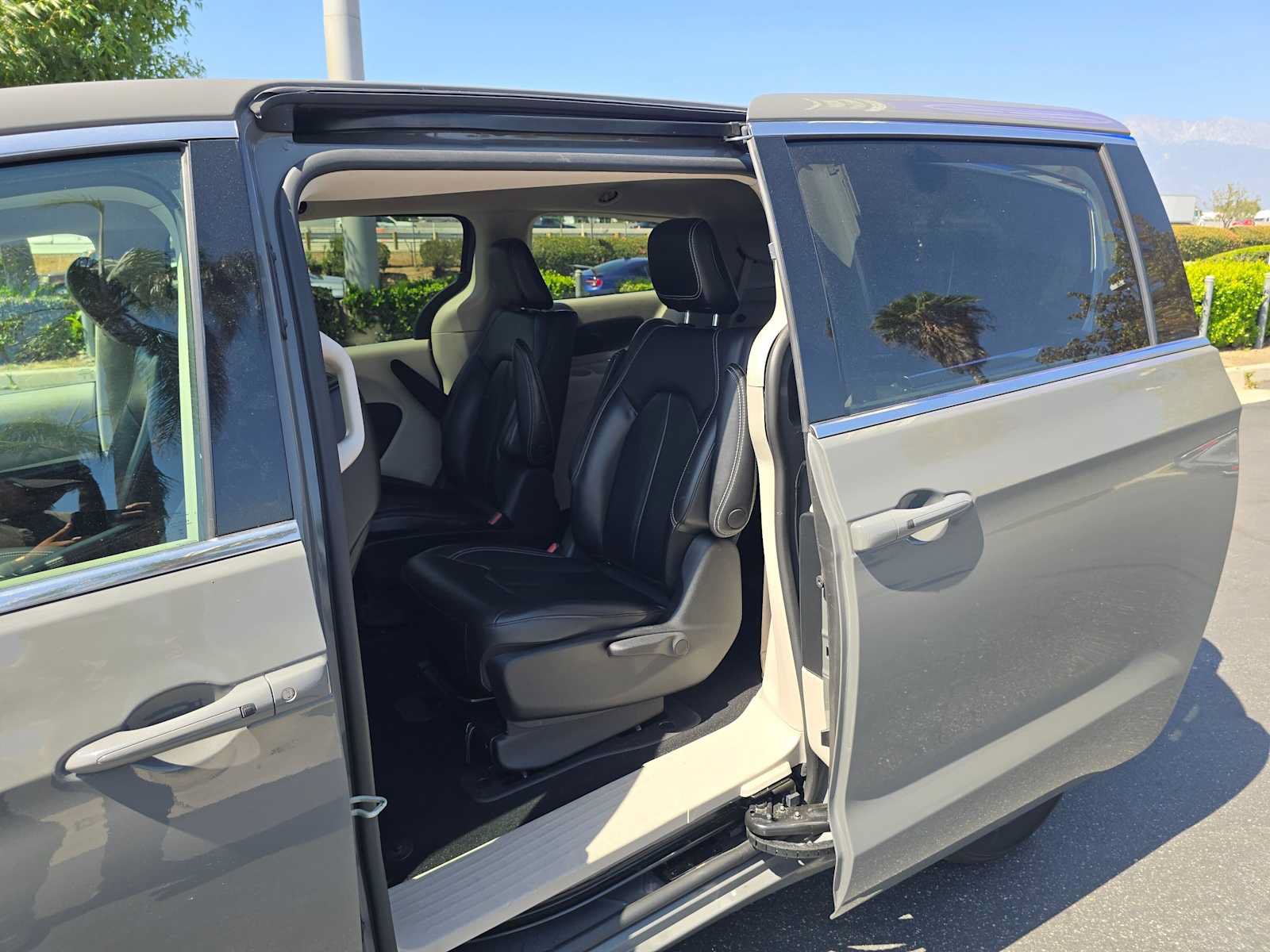 Used 2023 Chrysler Pacifica Touring-L FWD image 17