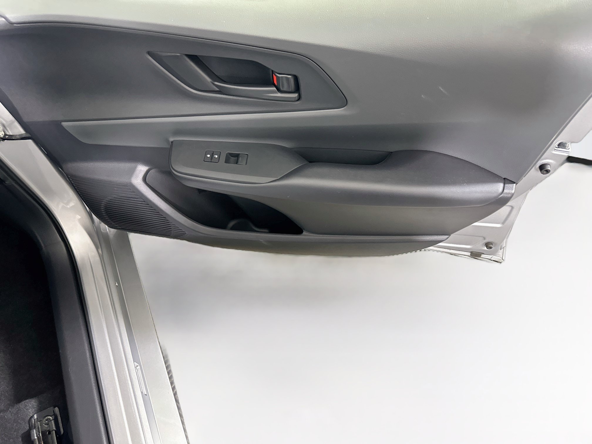 Used 2025 Toyota Prius LE FWD image 30