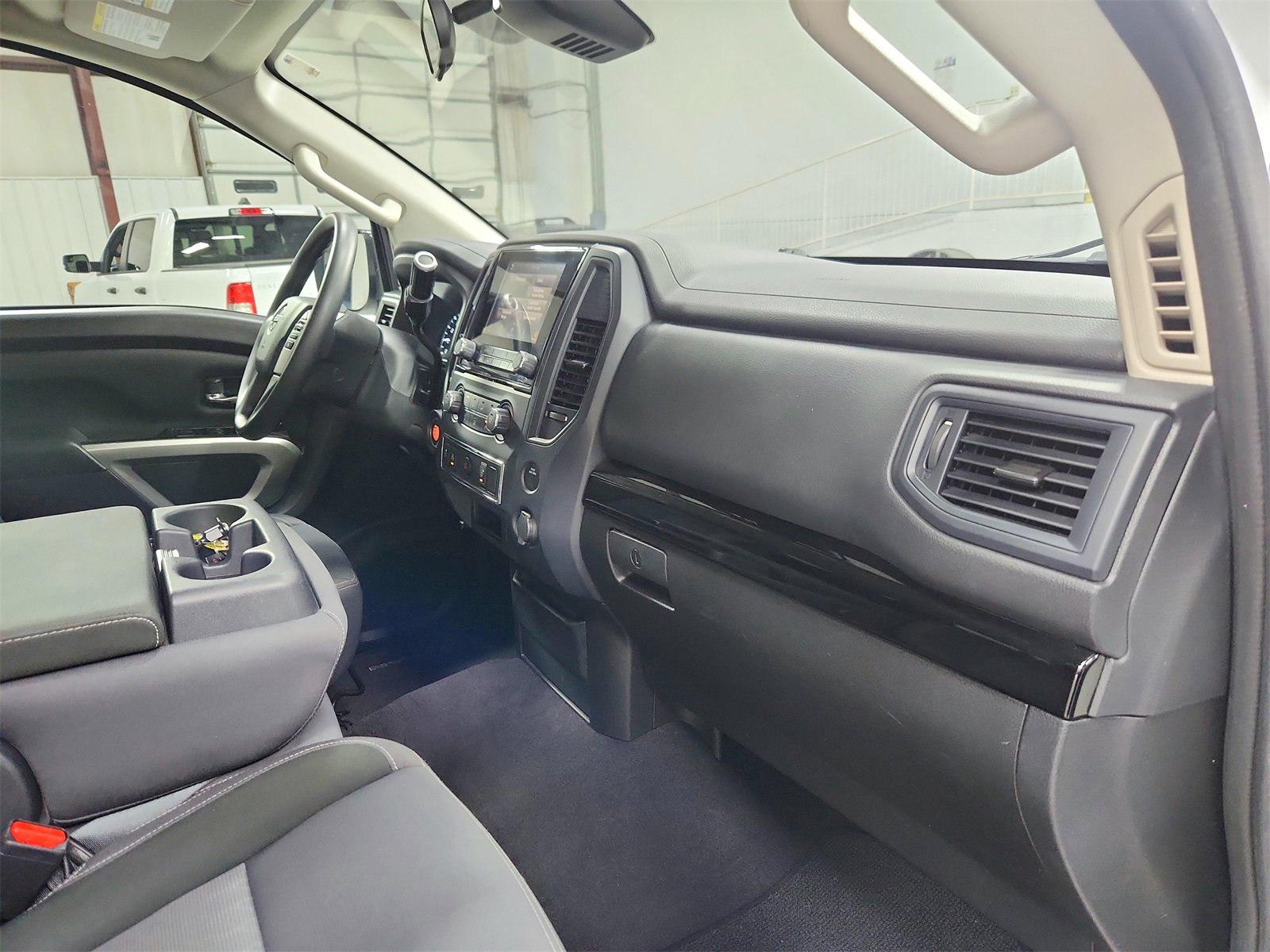 Used 2023 Nissan Titan SV image 31