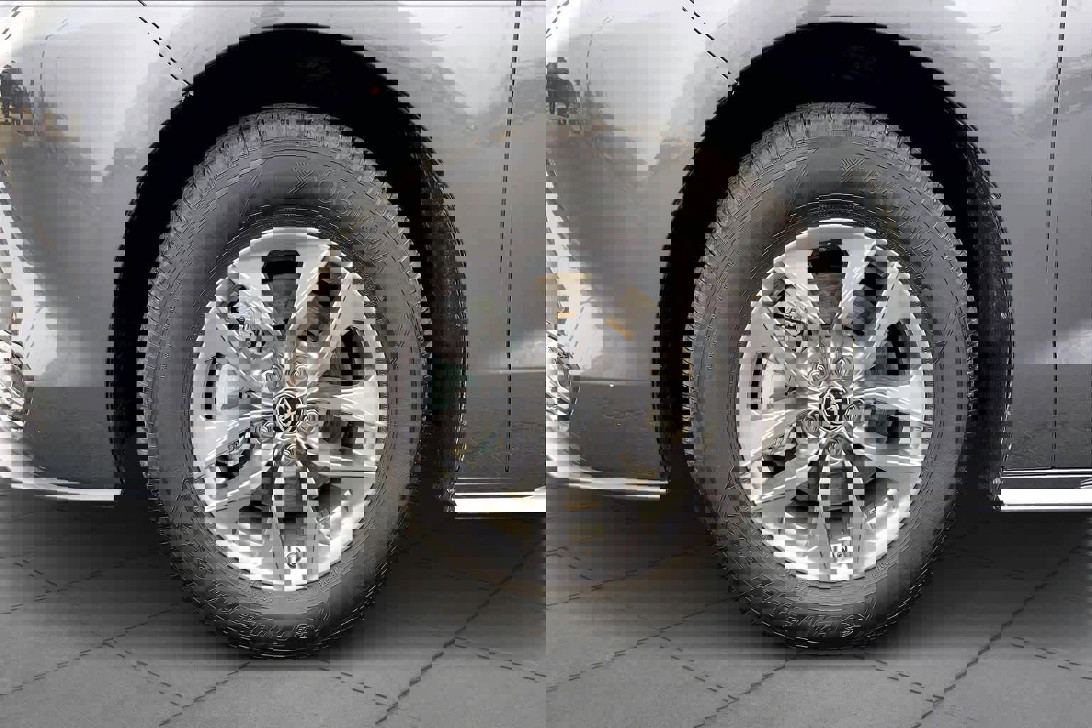 Used 2025 Toyota Sienna LE image 11