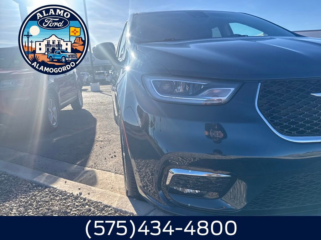 Used 2023 Chrysler Pacifica Touring-L w/ Uconnect Theater Family Group image 19