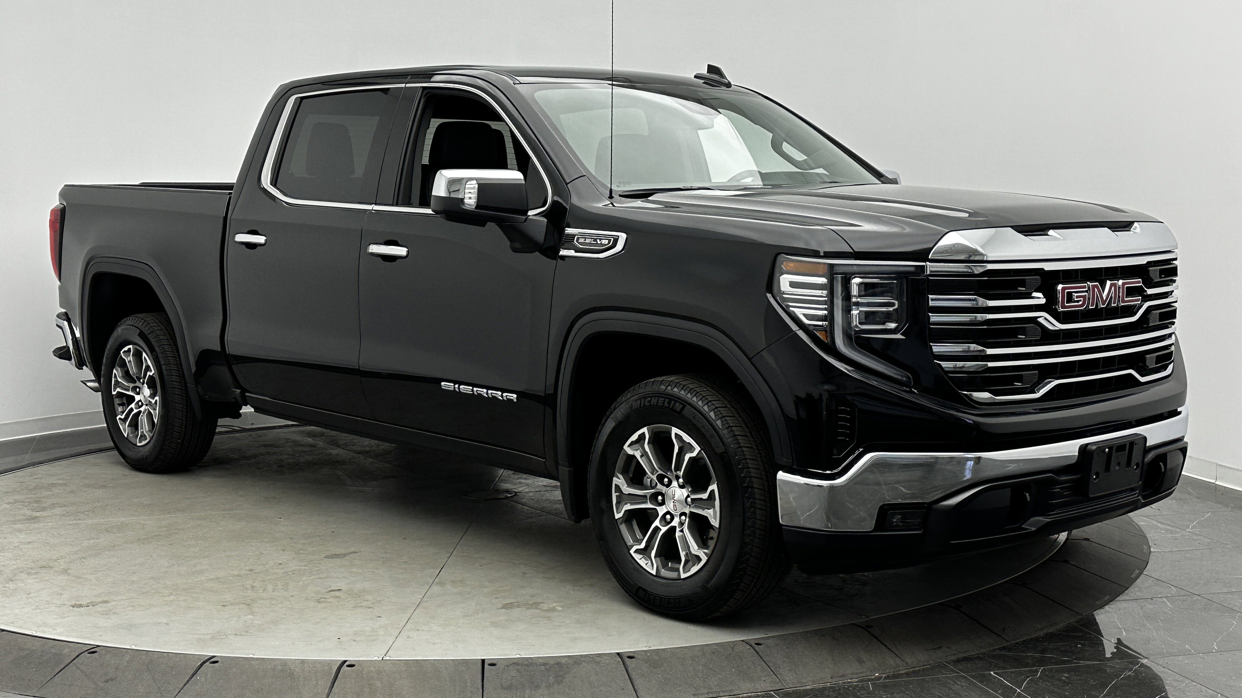 Used 2026 GMC Sierra 1500 SLT image 3