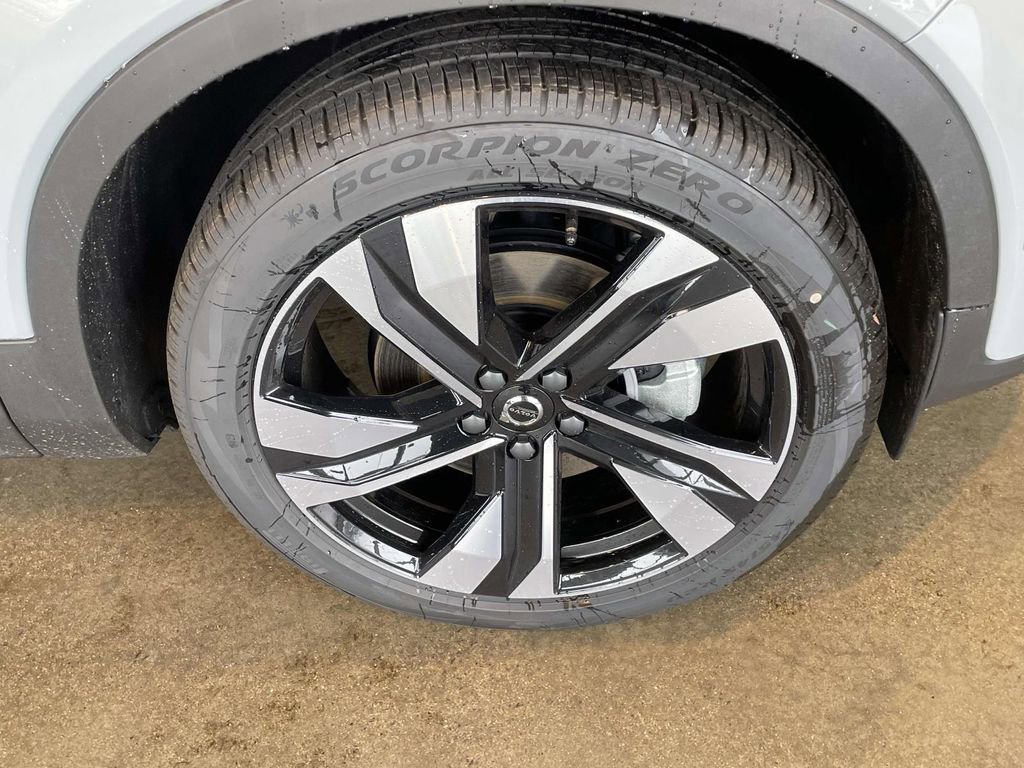 New 2026 Volvo XC40 B5 Plus w/ Climate Package AWD/4WD image 11