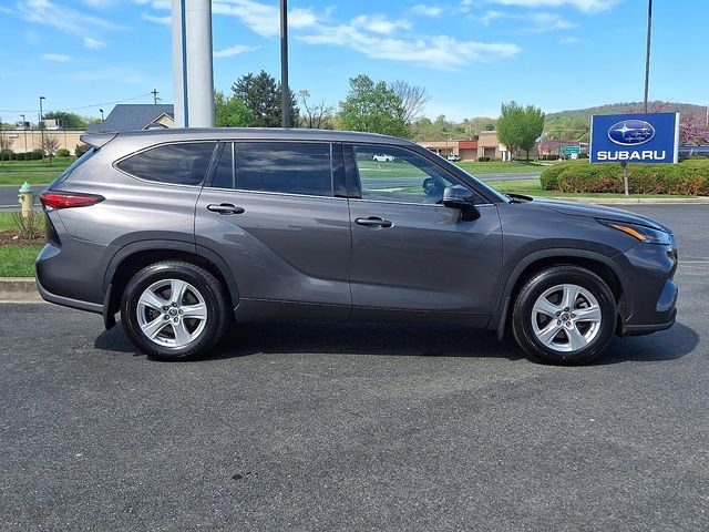 Used 2022 Toyota Highlander L AWD/4WD image 7