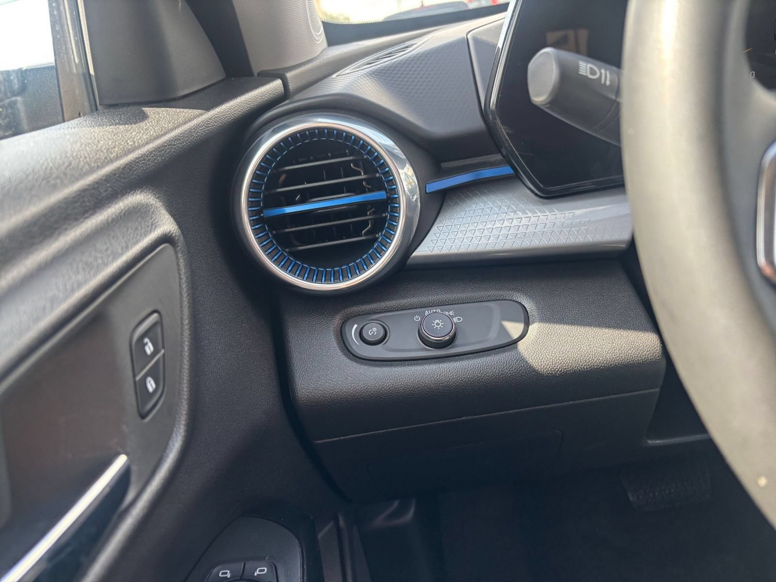 Used 2025 Chevrolet Trax LT w/ LT Convenience Package FWD image 28