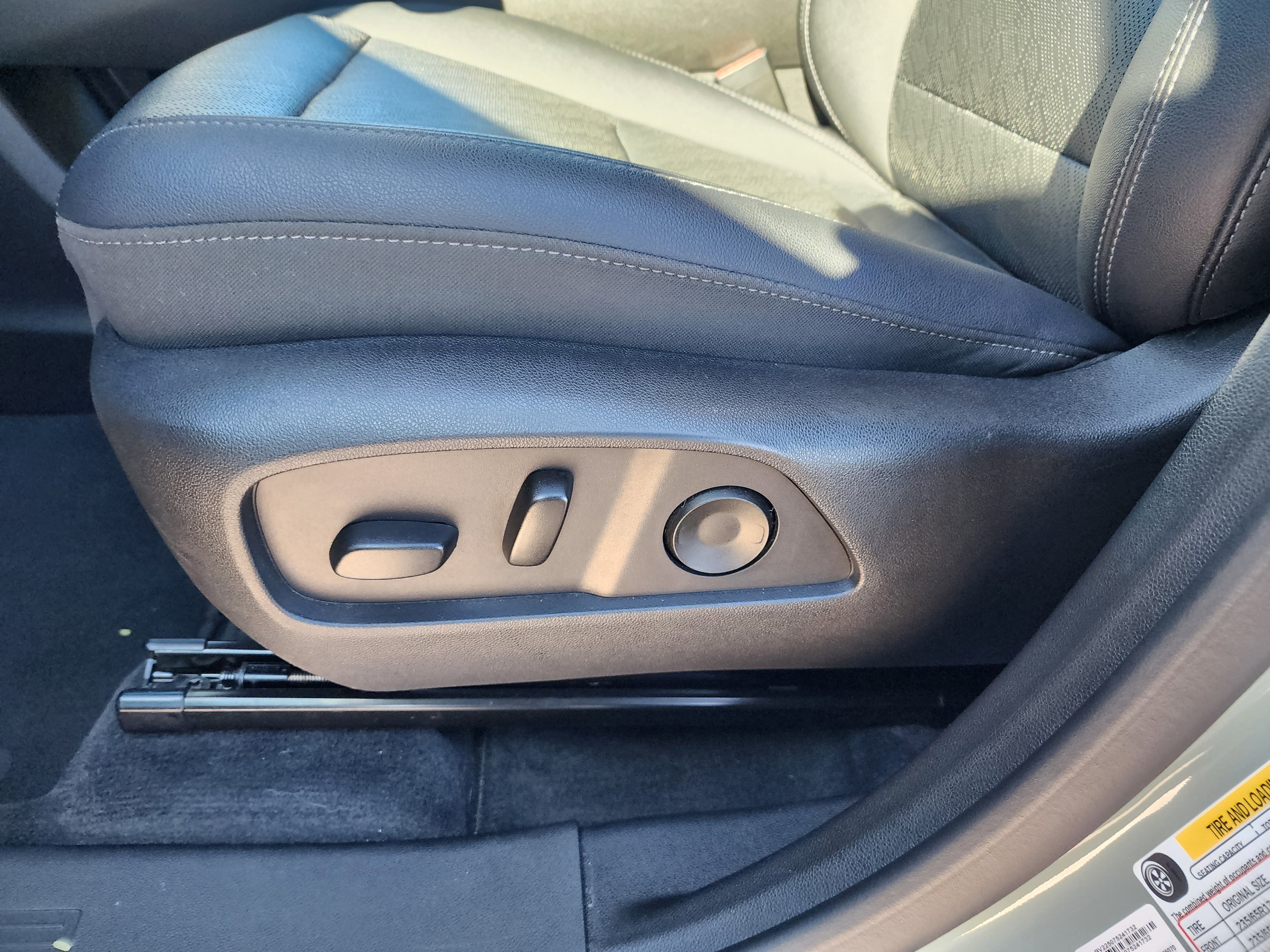 Used 2025 Chevrolet Equinox LT w/ Convenience Package II image 25