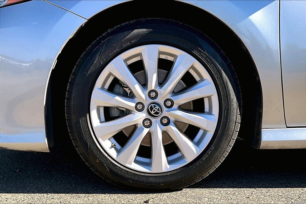 Used 2018 Toyota Camry LE FWD image 12