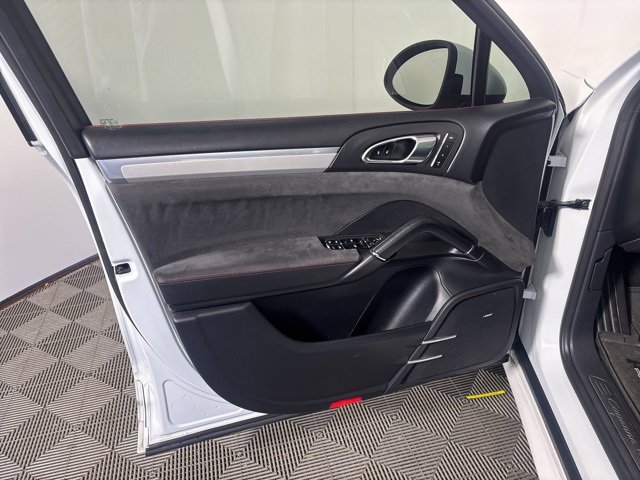 Used 2014 Porsche Cayenne GTS image 9