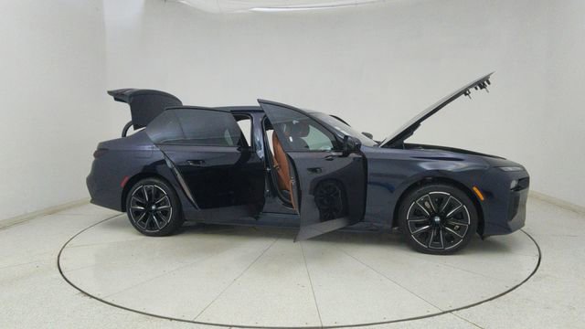 Used 2025 BMW i7 xDrive60 image 71