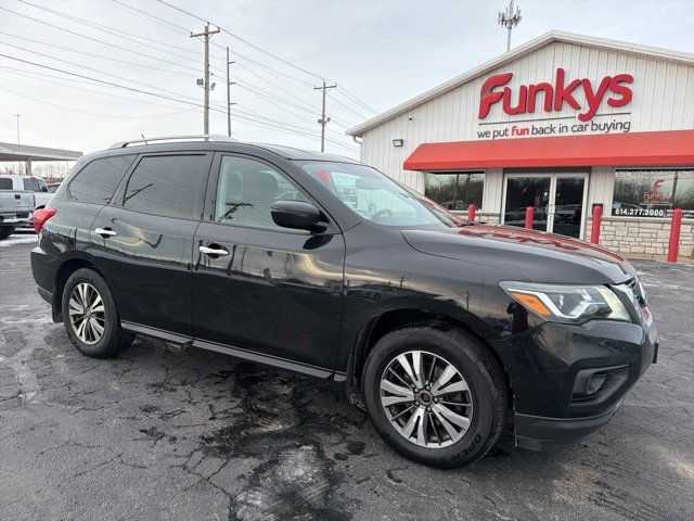 Used 2017 Nissan Pathfinder SV image 1
