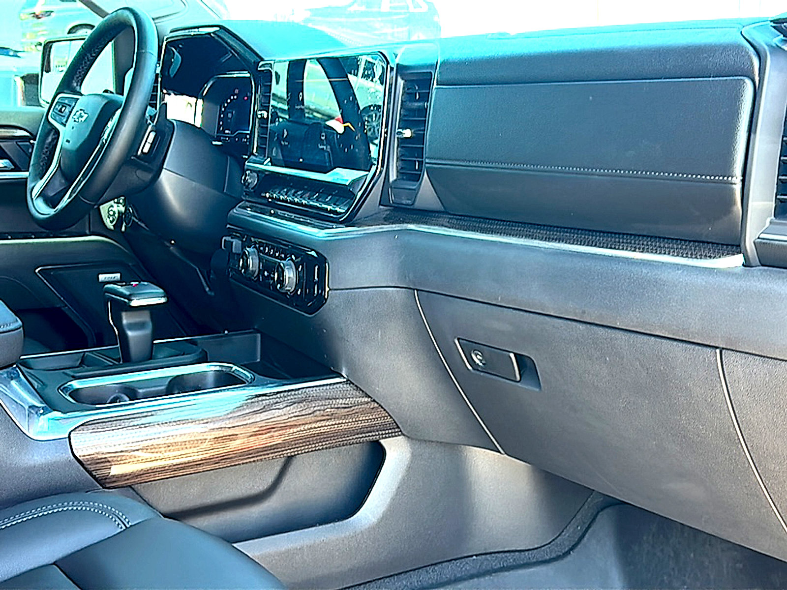 Used 2025 Chevrolet Silverado 1500 LT Trail Boss w/ Convenience Package II AWD/4WD image 24