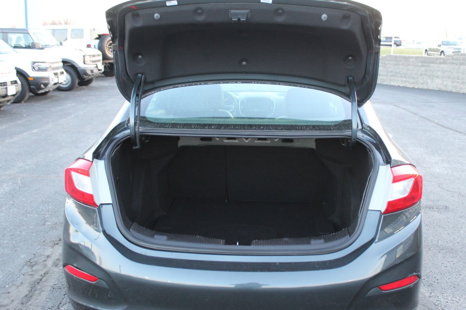 Used 2017 Chevrolet Cruze Premier image 14