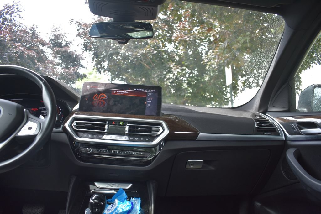 Used 2024 BMW X4 xDrive30i w/ Parking Assistance Package AWD/4WD image 25