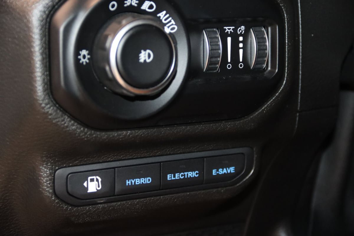 Used 2021 Jeep Wrangler Unlimited Sahara w/ Dual Top Group AWD/4WD image 18
