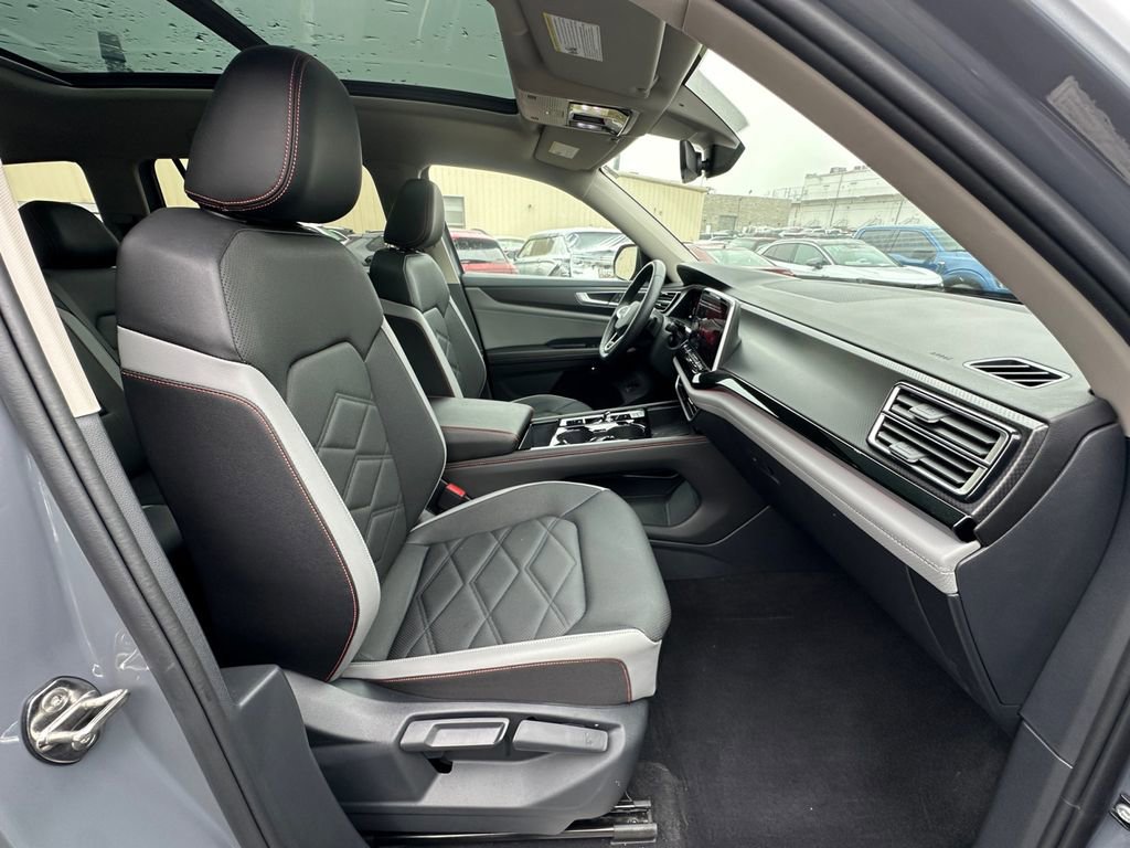 Used 2025 Volkswagen Atlas Peak Edition SE image 27
