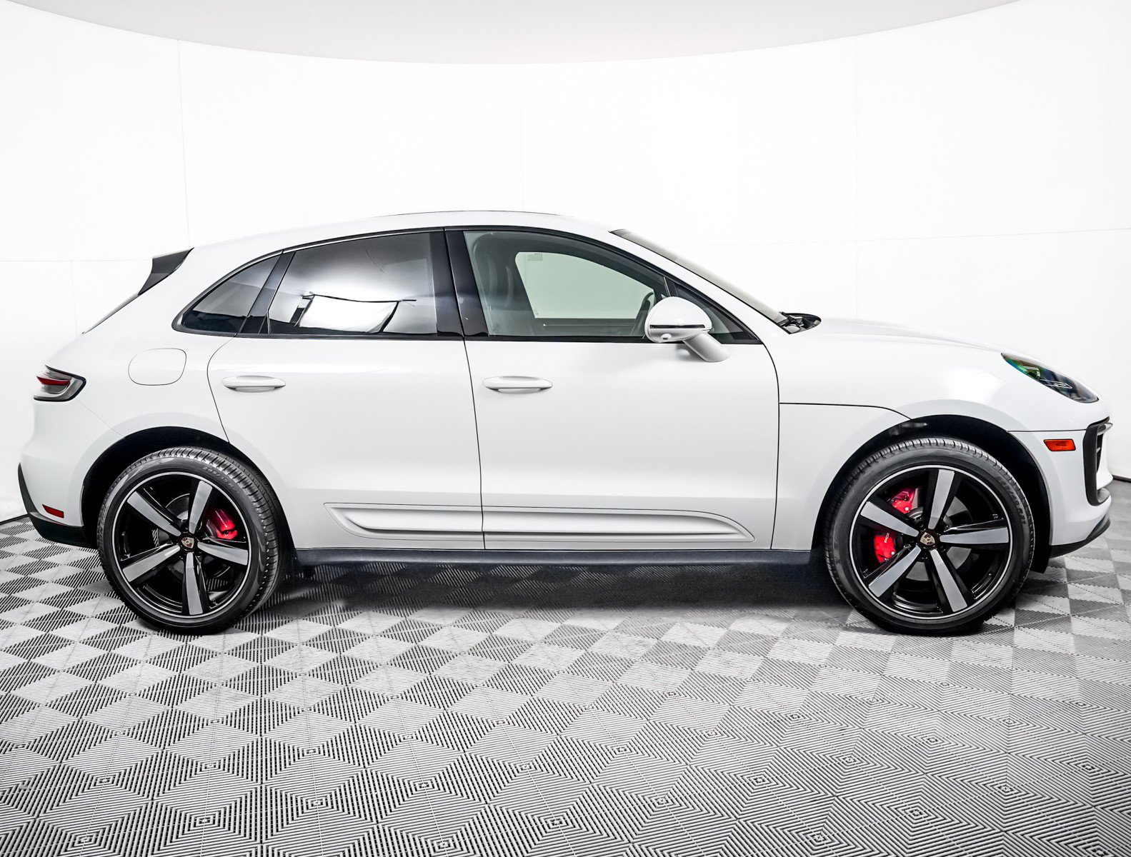 Certified 2025 Porsche Macan S AWD/4WD image 9