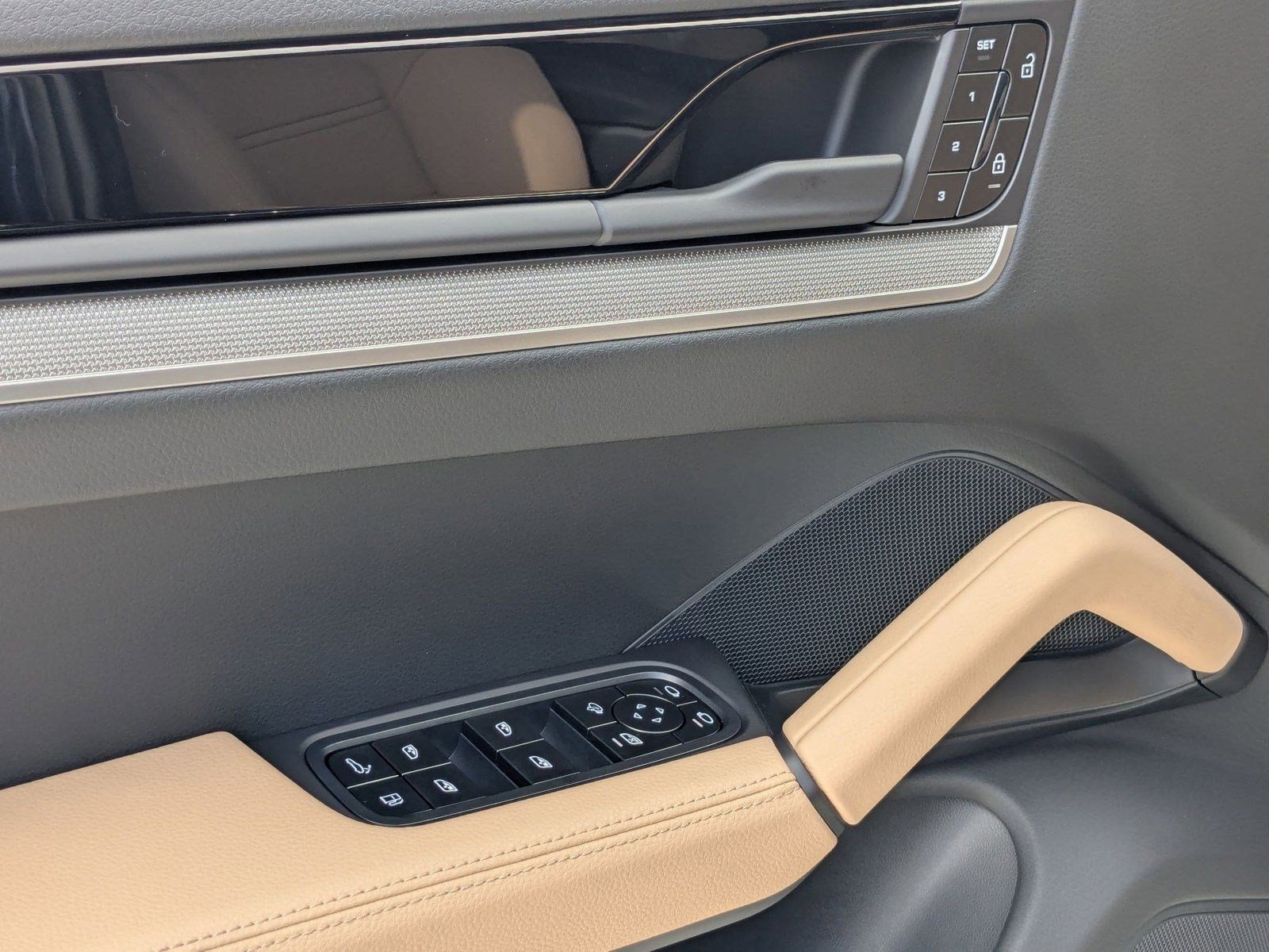 New 2025 Porsche Cayenne E-Hybrid Coupe AWD/4WD image 13