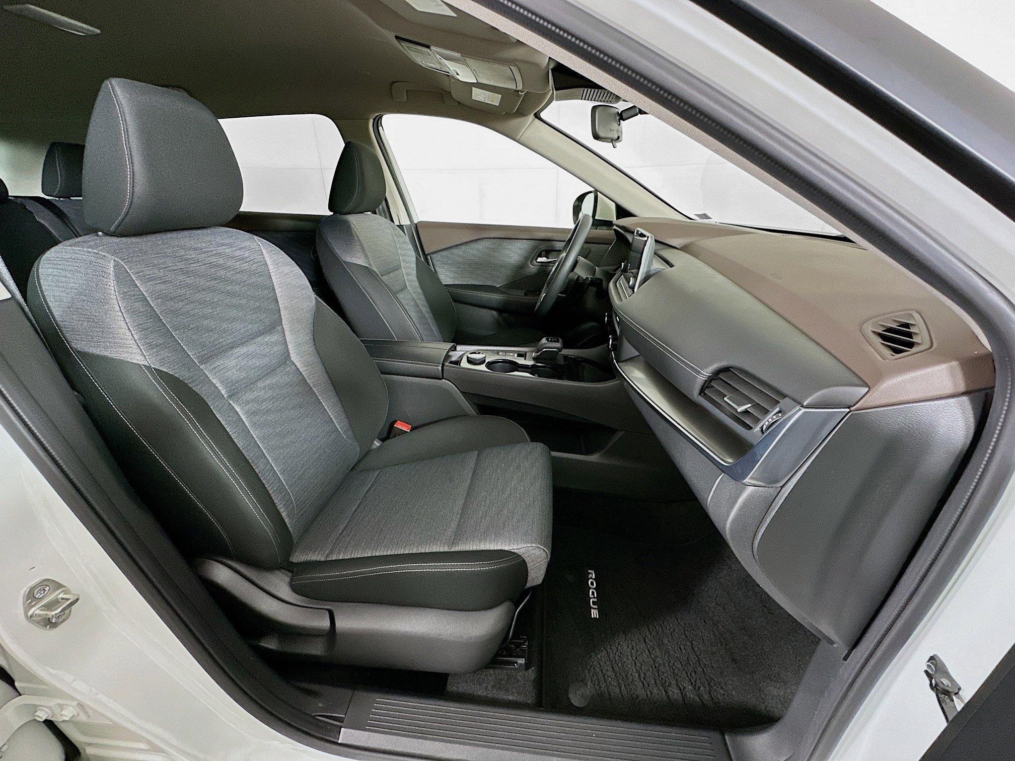 Used 2023 Nissan Rogue SV image 28