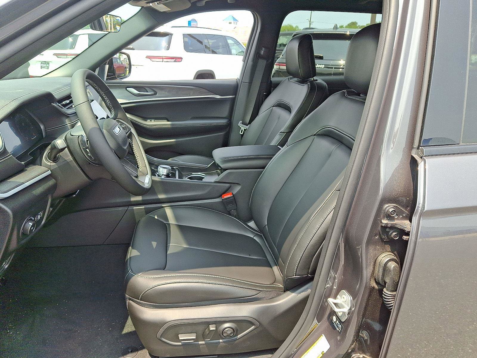 New 2025 Jeep Grand Cherokee L Limited image 10