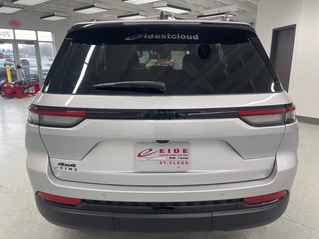 Used 2025 Jeep Grand Cherokee Altitude AWD/4WD image 9