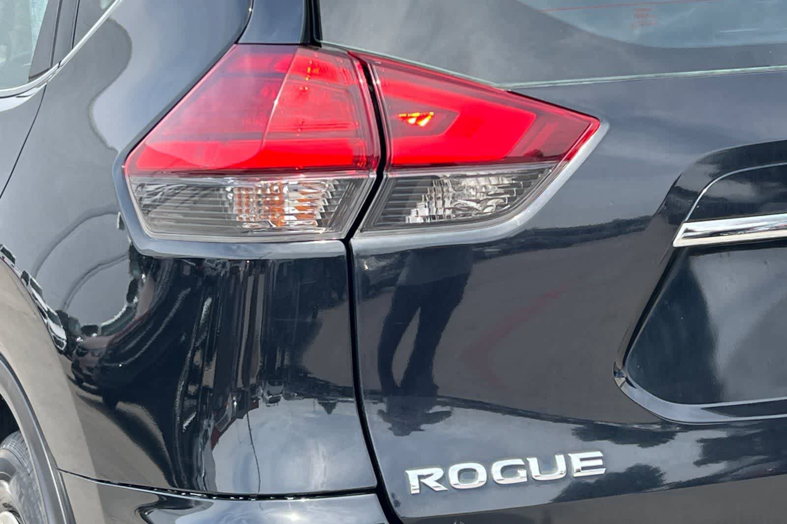 Used 2017 Nissan Rogue S FWD image 17