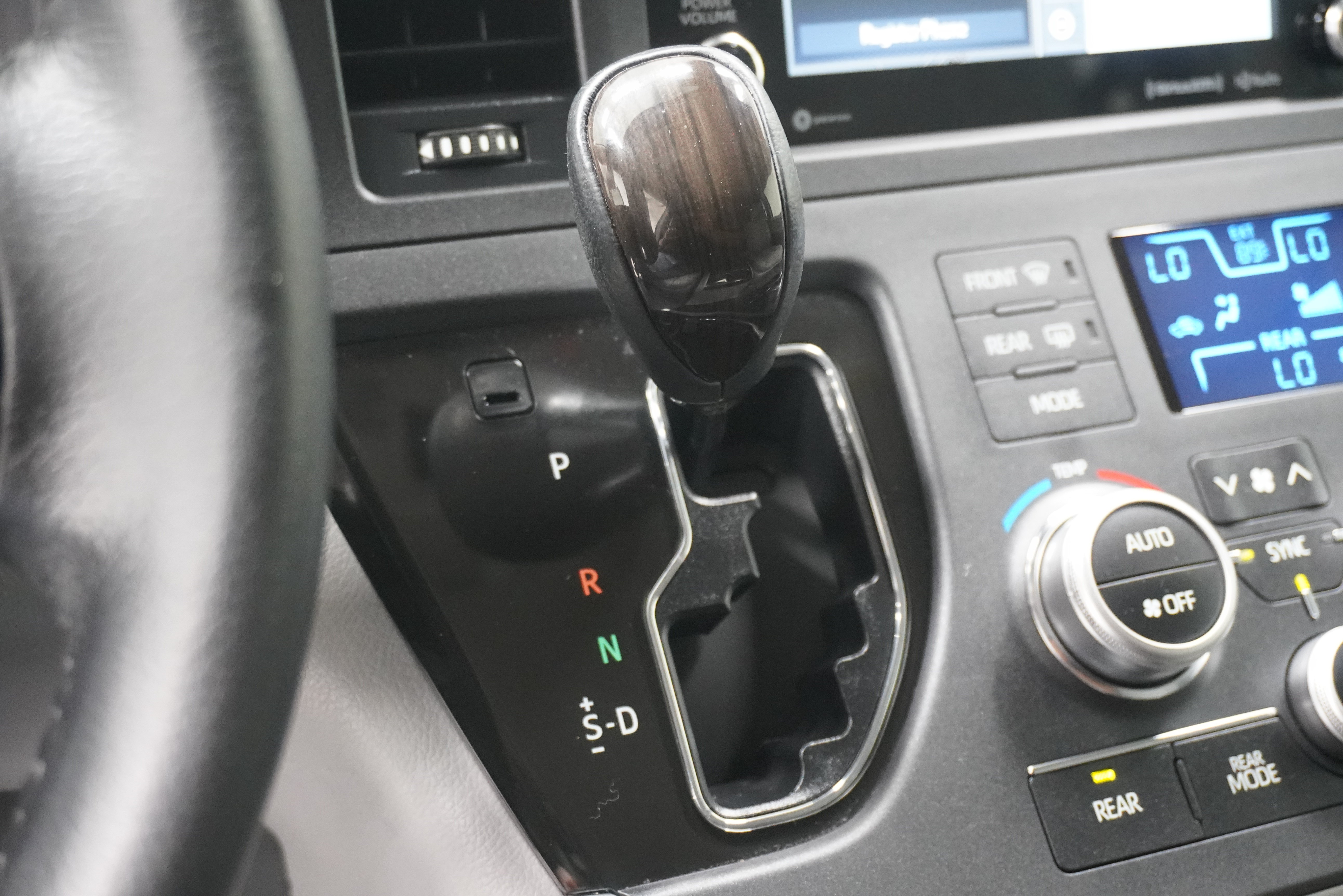 Used 2020 Toyota Sienna XLE w/ XLE Navigation Package FWD image 24