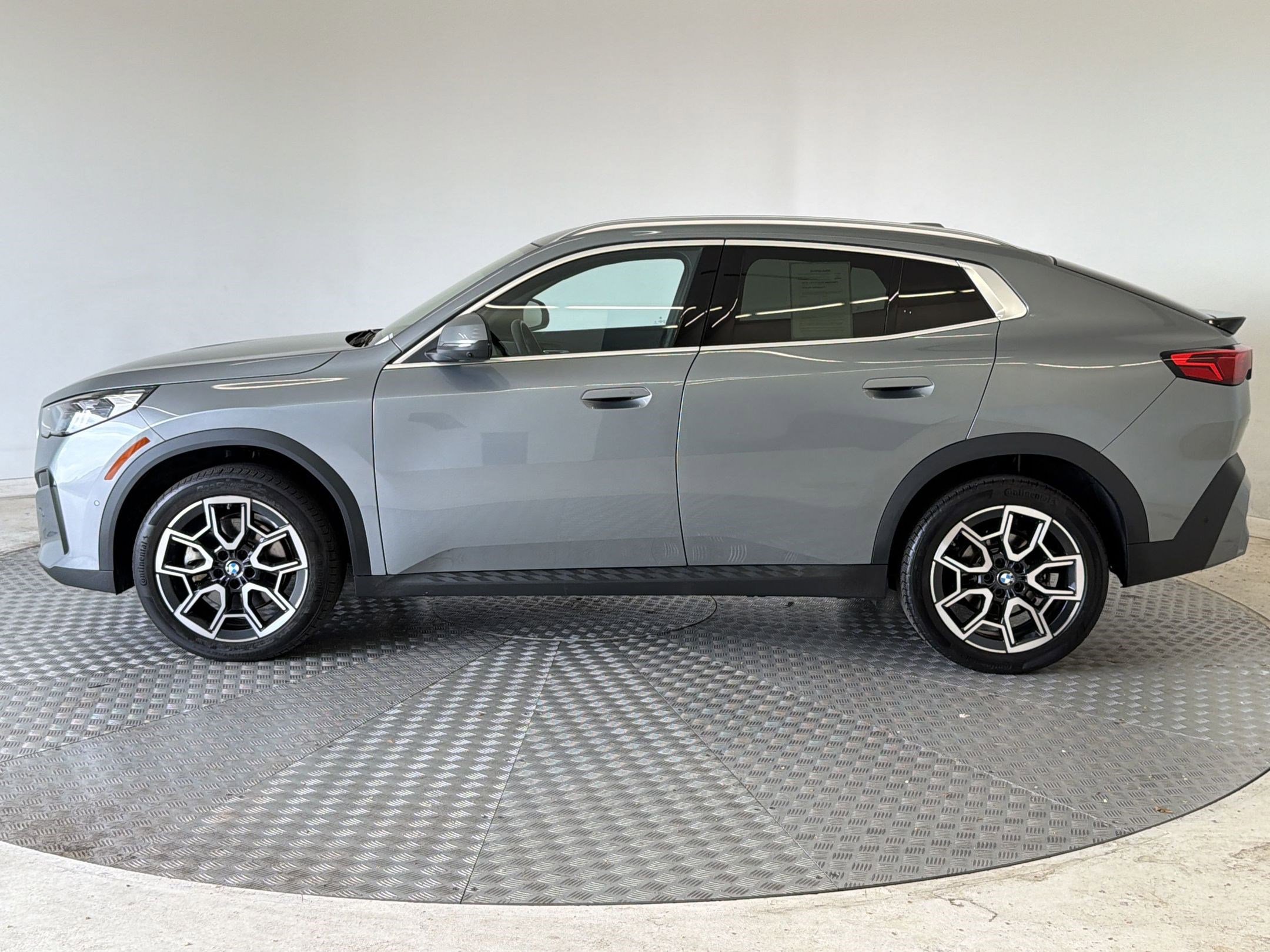 Used 2025 BMW X2 xDrive28i w/ Premium Package image 2