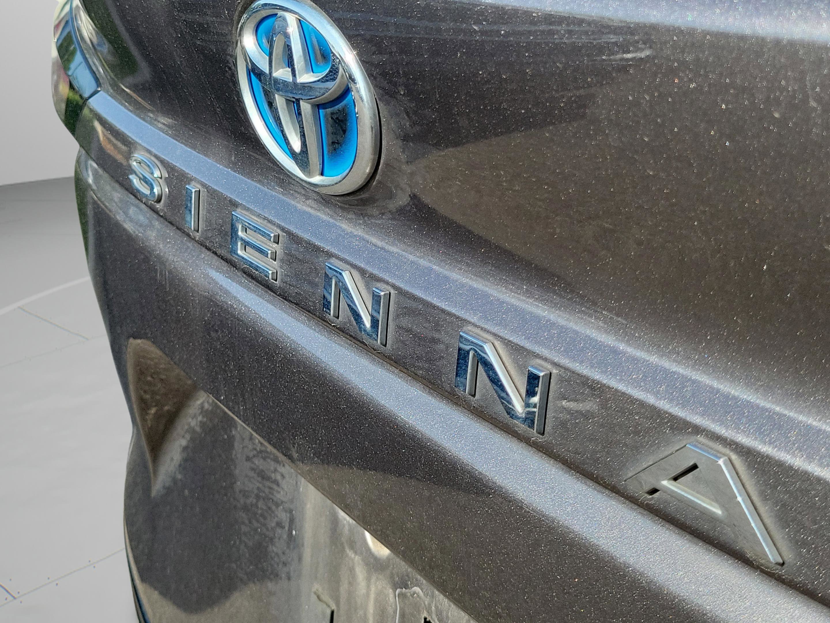 Used 2021 Toyota Sienna Limited image 5