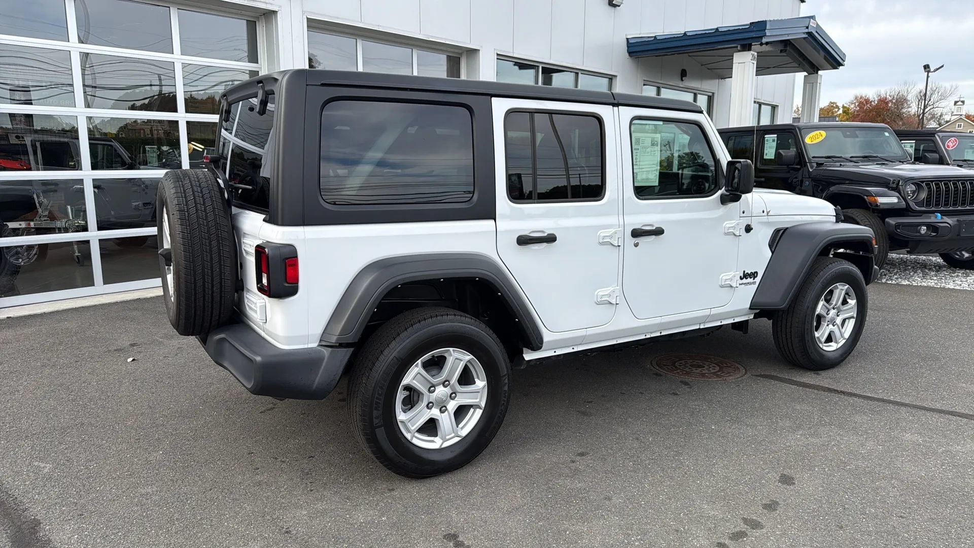 Used 2022 Jeep Wrangler Unlimited Sport AWD/4WD image 3