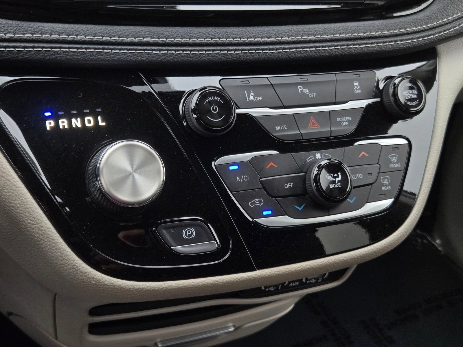 Used 2023 Chrysler Pacifica Touring-L FWD image 19