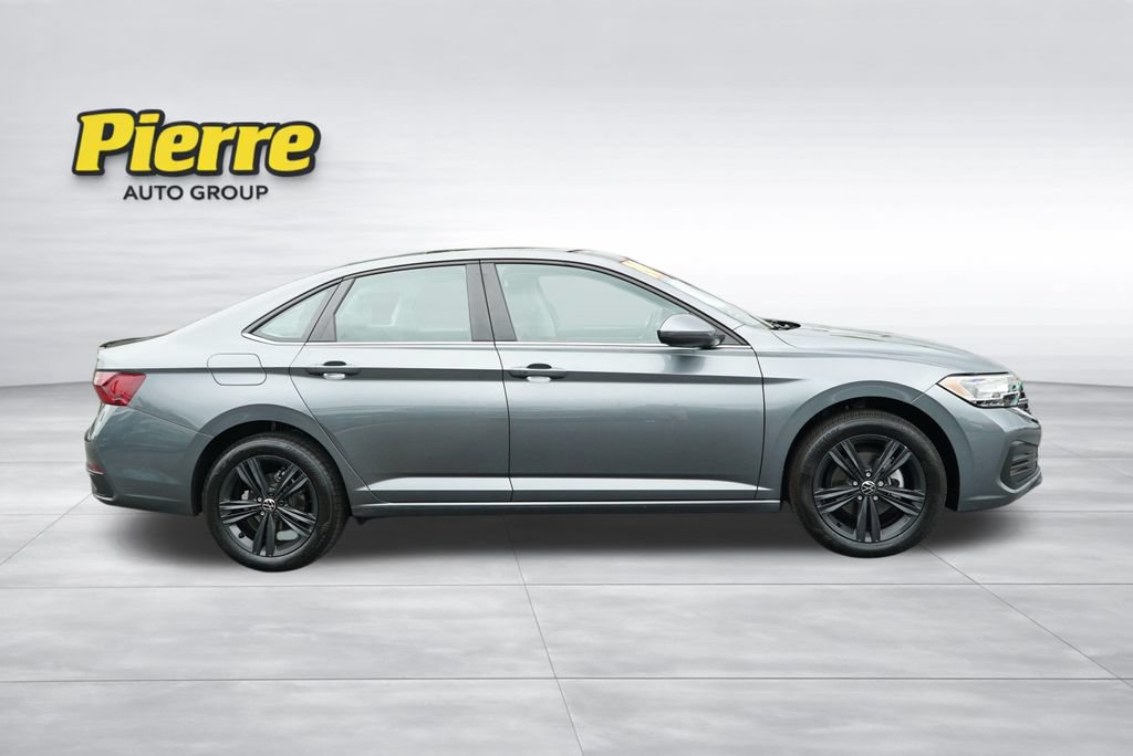Used 2024 Volkswagen Jetta SE w/ Panoramic Sunroof Package FWD image 3