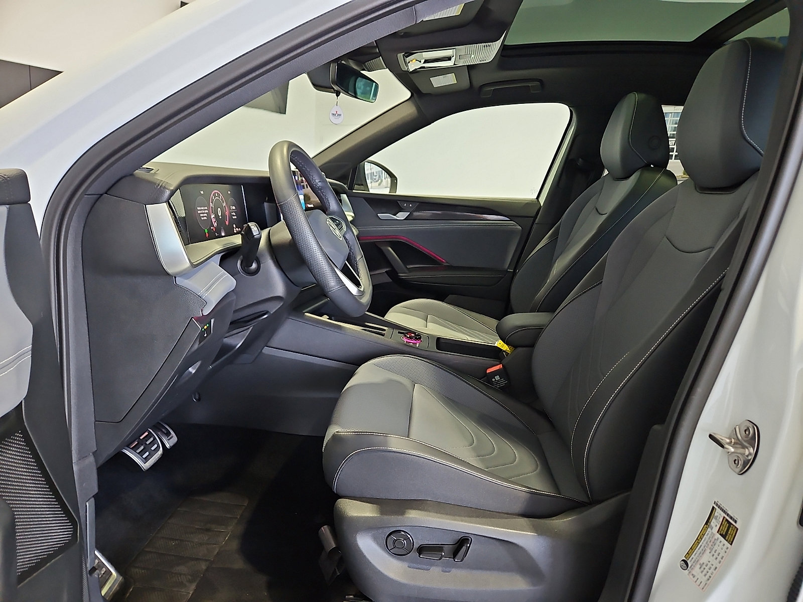 Certified 2025 Volkswagen Tiguan SE R-Line image 11