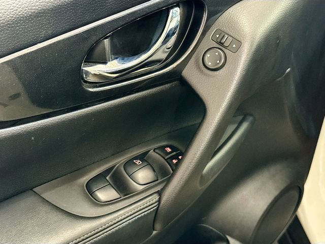 Used 2017 Nissan Rogue S image 18