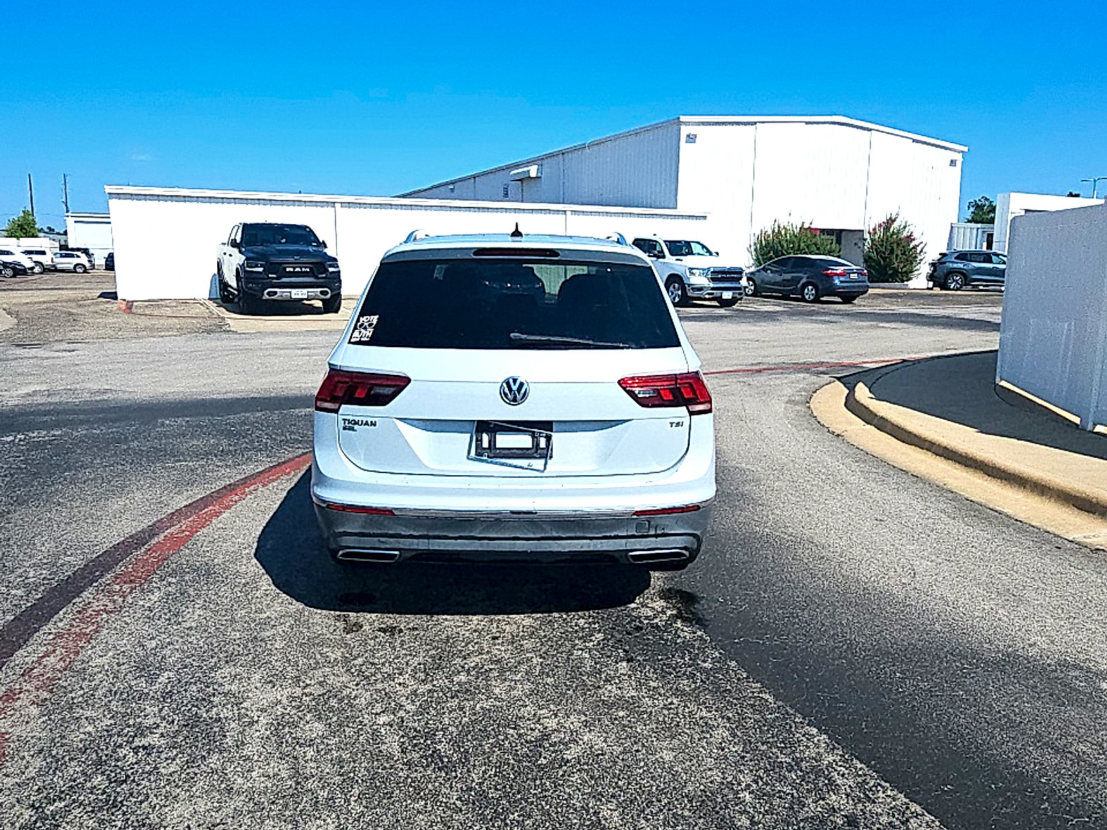 Used 2018 Volkswagen Tiguan SEL FWD image 5