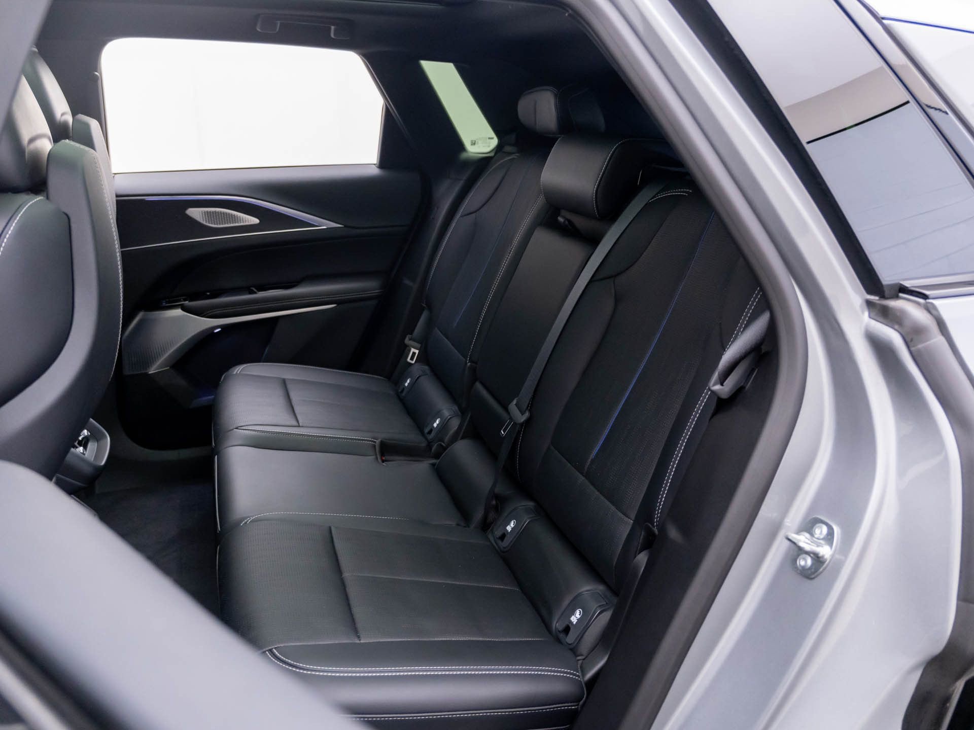 Certified 2025 Cadillac Lyriq Luxury w/ LPO, Floor Liner Package AWD/4WD image 21