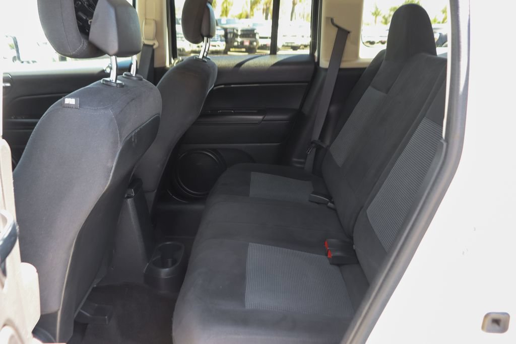 Used 2016 Jeep Patriot Latitude w/ Sun/Sound Group FWD image 30