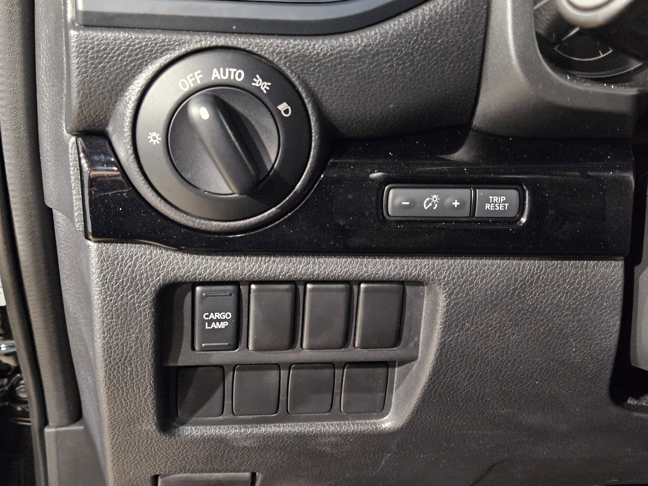 Used 2023 Nissan Titan SV image 25